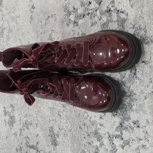 Girls tie up boots like new